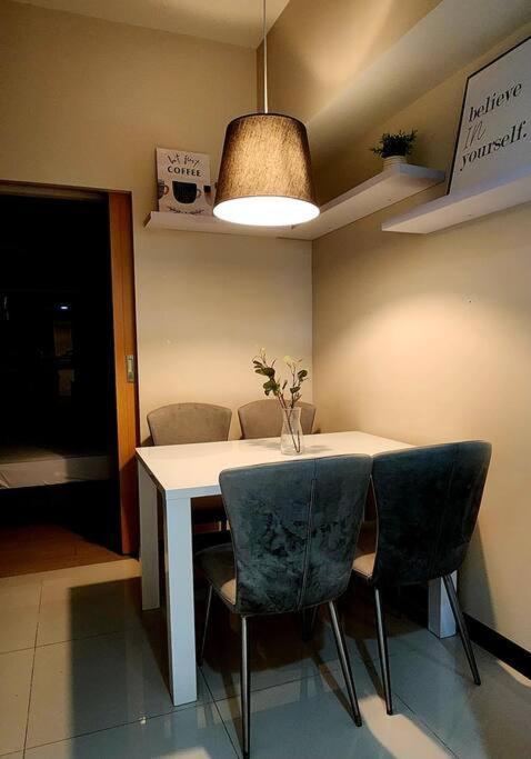 Casa Antonio At Uptown Parksuites Tower One Bgc Манила Экстерьер фото